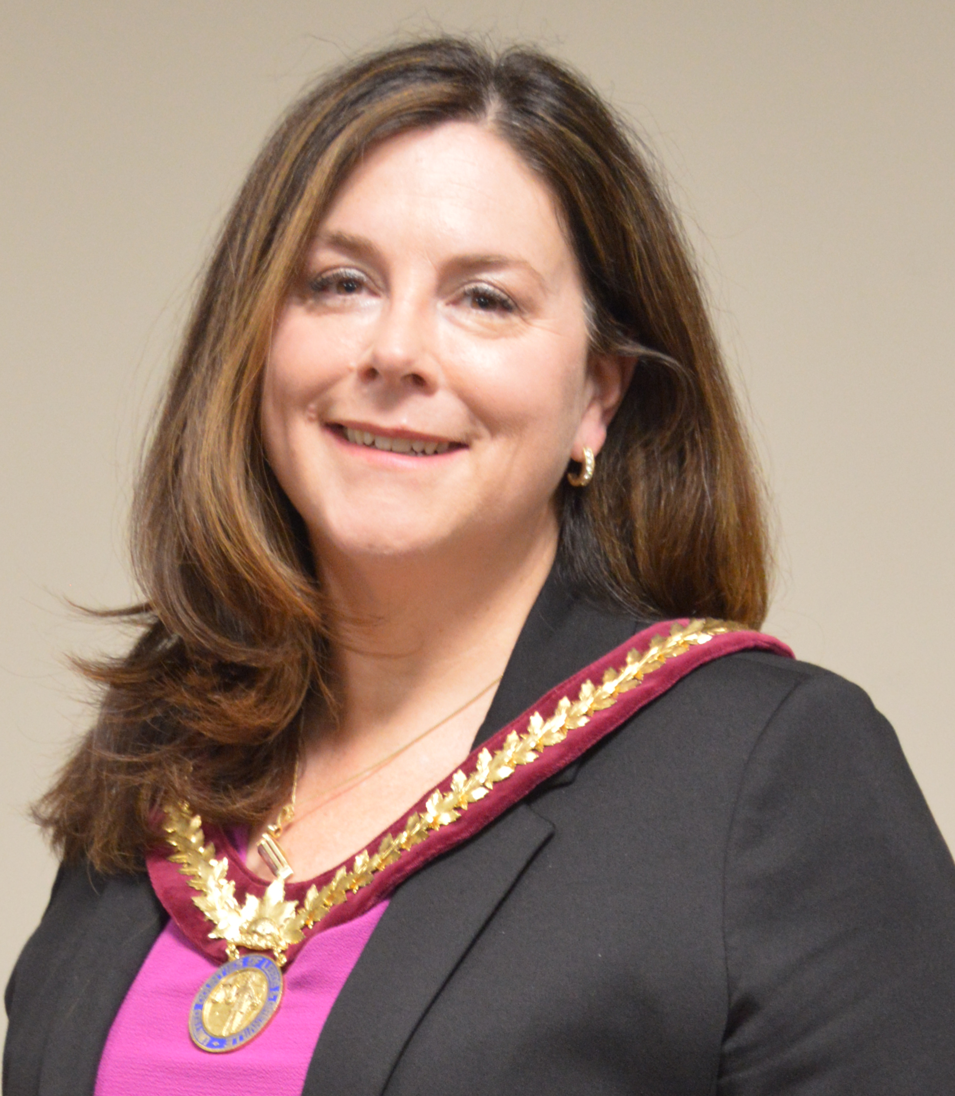 Picture of Mayor Corinna Smith Gatcke wearing the Mayoral chains